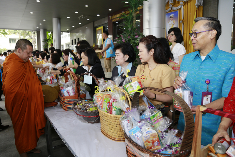 ทำบุญตักบาตรข้าวสารอาหารแห้งเนื่องในเทศกาลขึ้นปีใหม่ 2562