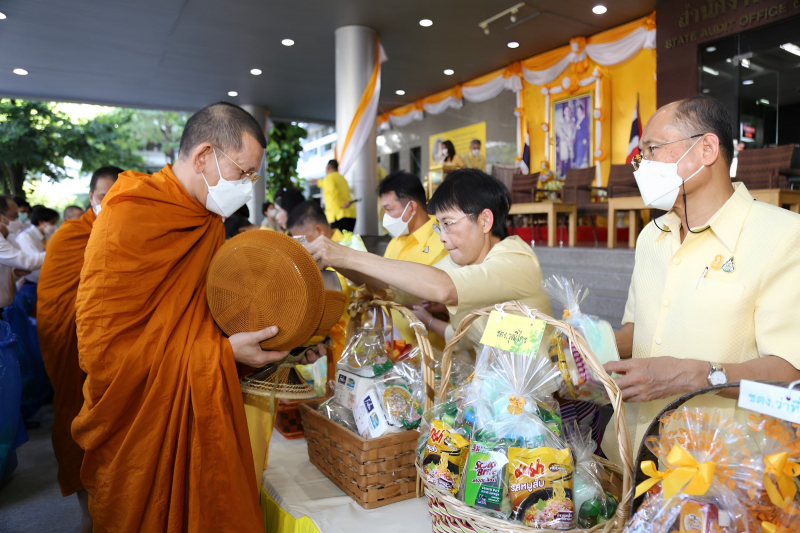 พิธีเจริญพระพุทธมนต์และทำบุญตักบาตร 