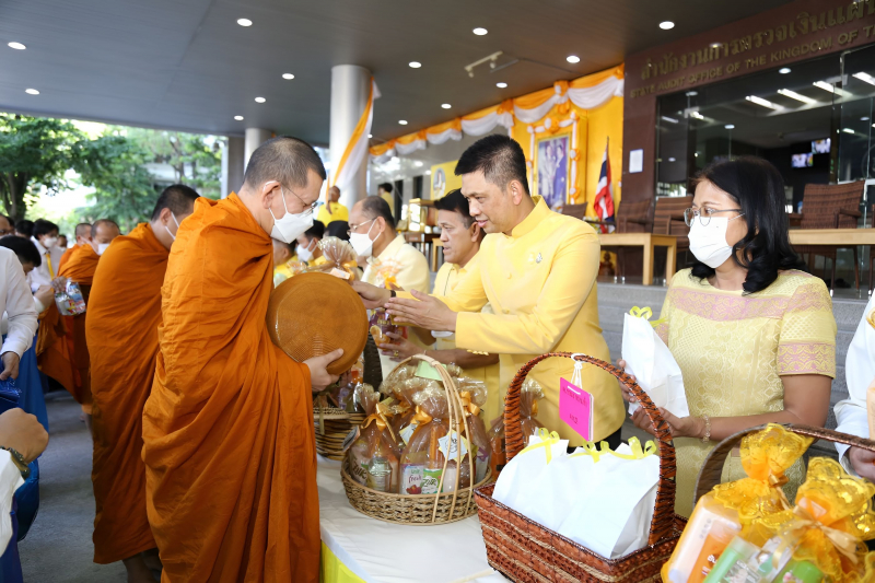 พิธีเจริญพระพุทธมนต์และทำบุญตักบาตร 