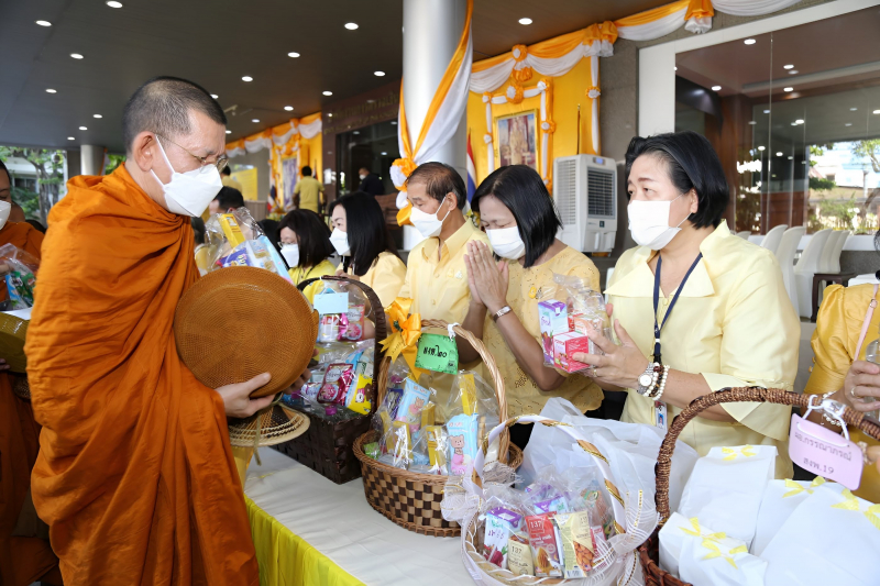 พิธีเจริญพระพุทธมนต์และทำบุญตักบาตร 