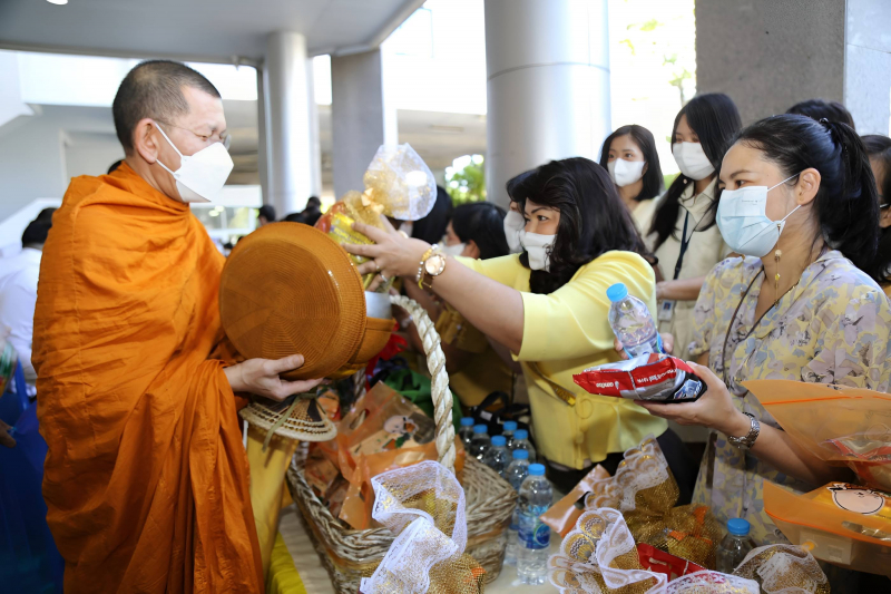 พิธีเจริญพระพุทธมนต์และทำบุญตักบาตร 