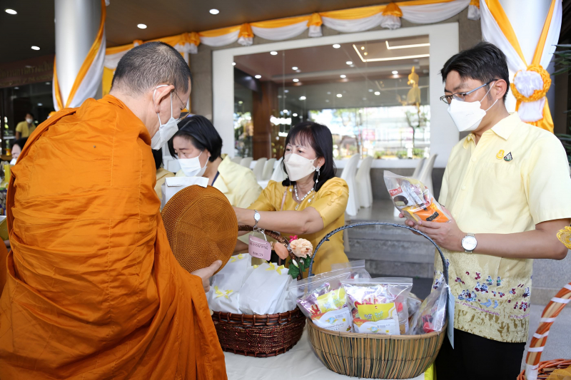 พิธีเจริญพระพุทธมนต์และทำบุญตักบาตร 