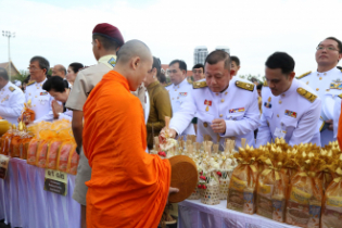 พิธีทำบุญตักบาตรและพิธีถวายสัตย์ปฏิญาณ