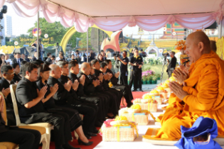 พิธีทำบุญตักบาตรเนื่องในงานใต้ร่มพระบารมี 235 ปี กรุงรัตนโกสินทร์