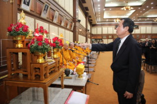 พิธีทำบุญตักบาตรข้าวสารอาหารแห้ง คณะสงฆ์จำนวน 9 รูป จากวัดอรุณราชวรารามราชวรมหาวิหาร พระอารามหลวง