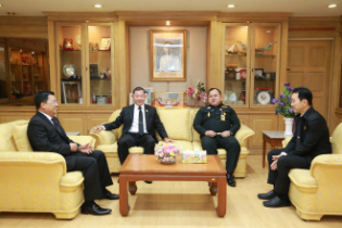 สำนักงานการตรวจเงินแผ่นดิน ร่วมเดินริ้วขบวนอัญเชิญเครื่องราชสักการะและร่วมพิธีจุดเทียนถวายพระพรชัยมงคล