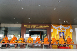 ร่วมทำบุญตักบาตรข้าวสารอาหารแห้ง