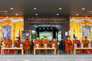 พิธีทำบุญตักบาตรข้าวสารอาหารแห้ง คณะสงฆ์จากวัดเทพธิดารามวรวิหาร 