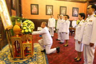 ลงนามถวายพระพรชัยมงคล ณ อาคารหน่วยราชการในพระองค์ 904 ในพระบรมมหาราชวัง