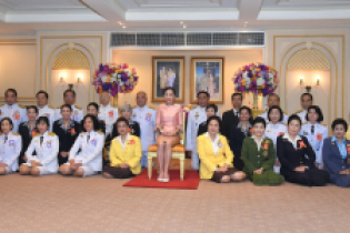 พระราชทานของที่ระลึกและฉายพระรูปหมู่ร่วมกับคณะผู้ตรวจสอบบัญชี ของสำนักงานการตรวจเงินแผ่นดิน