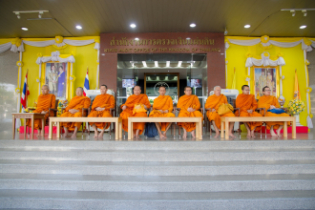  พิธีทำบุญตักบาตรข้าวสารอาหารแห้ง คณะสงฆ์จำนวน 9 รูป จากวัดบวรนิเวศวิหาร พระอารามหลวง เพื่อน้อมอุทิศถวายเป็นพระราชกุศลแด่  พระบา