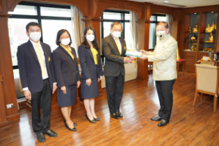 ประธานกรรมการตรวจเงินแผ่นดิน ให้การต้อนรับและรับมอบของที่ระลึกจากผู้แทนสำนักงานคณะกรรมการการเลือกตั้ง เนื่องในโอกาสครบรอบ 23 ปี 