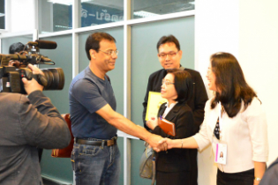 ต้อนรับผู้เข้าร่วมประชุม 