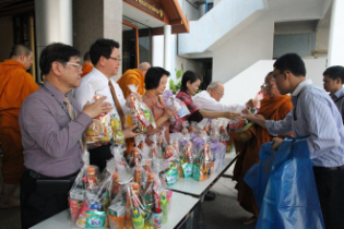 ทำบุญตักบาตรข้าวสารอาหารแห้ง 