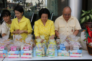 ตักบาตรประจำเดือนมิถุนายน 2559 เนื่องในโอกาสมหามงคลเสด็จเถลิงถวัลยราชสมบัติครบ 70 ปี