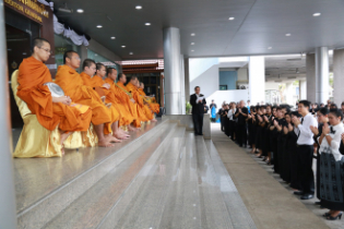 ตักบาตรปีใหม่ 2560