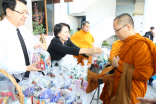 ทำบุญตักบาตรข้าวสารอาหารแห้ง ประจำเดือนเดือนเมษายน 2560