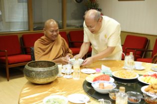 ทำบุญตักบาตรข้าวสารอาหารแห้ง และถวายปัจจัย