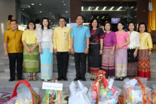 ร่วมทำบุญตักบาตรข้าวสารอาหารแห้ง