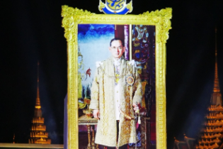 พิธีถวายบังคมและจุดเทียนเพื่อน้อมรำลึกในพระมหากรุณาธิคุณ เนื่องในวันคล้ายวันสวรรคตพระบาทสมเด็จพระปรมินทรมหาภูมิพลอดุลยเดช บรมนาถ