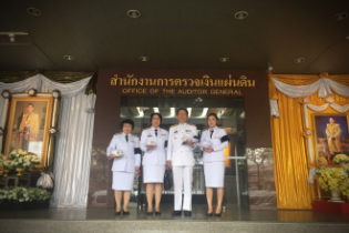 ถวายราชสักการะพระบรมราชานุสาวรีย์พระปกเกล้าเจ้าอยู่หัว