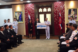 มอบเงินช่วยเหลือผู้ประสบอุทกภัยทางภาคใต้