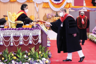  เข้ารับพระราชทานปริญญาปรัชญาดุษฎีบัณฑิตกิตติมศักดิ์