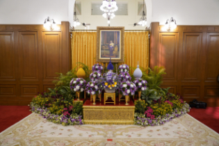 สำนักงานการตรวจเงินแผ่นดินถวายแจกันดอกไม้และลงนามถวายพระพรสมเด็จพระกนิษฐาธิราชเจ้า กรมสมเด็จพระเทพรัตนราชสุดา ฯ สยามบรมราชกุมารี