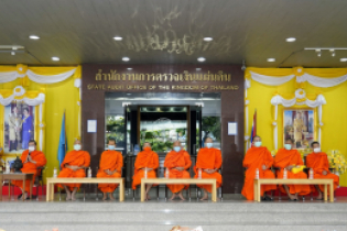 พิธีทำบุญตักบาตรข้าวสารอาหารแห้ง คณะสงฆ์จากวัดอินทรวิหาร พระอารามหลวง